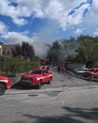 Diverse squadre dei vigili del fuoco con i loro mezzi al lavoro per domare l’incendio e mettere in sicurezza l’area