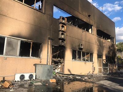 Resti dello stabilimento di produzione completamente distrutto dall’incendio